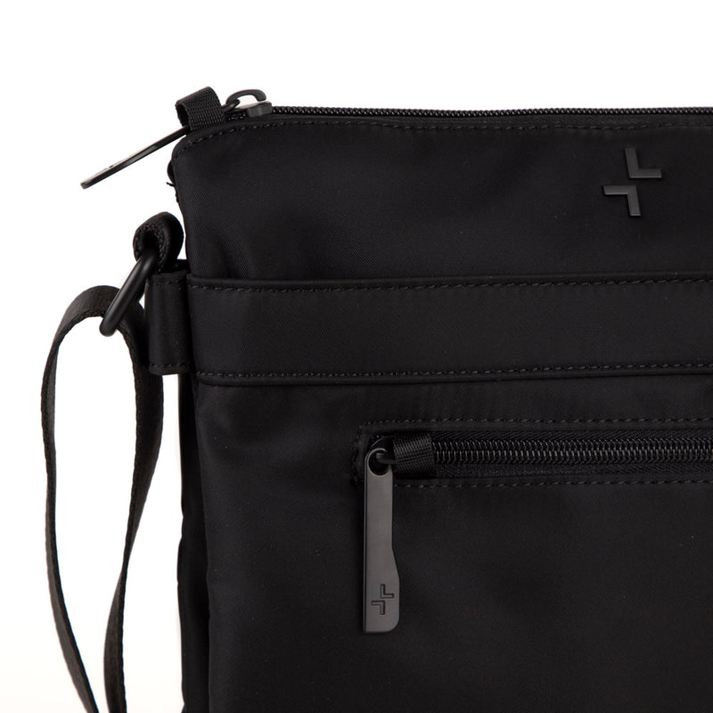 
        Shop Bentley Bourgogne Sac à bandoulière RFID en nylon Tracker Basic à 2 soufflets in Canada at only $49.99 8th look
      