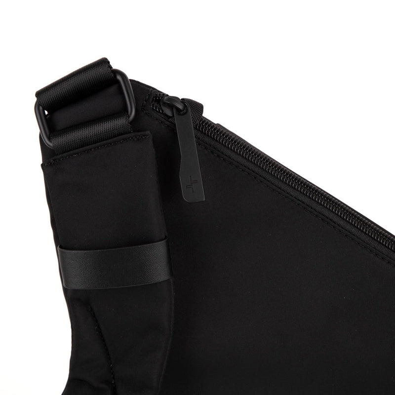
        Shop Bentley Noir Sac à bandoulière RFID en nylon Tracker Basic in Canada at only $44.99 8th look
      
