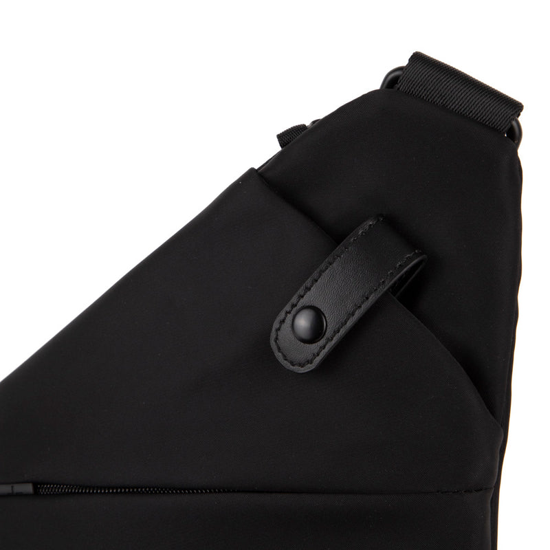 
        Shop Bentley Noir Sac à bandoulière RFID en nylon Tracker Basic in Canada at only $44.99 10th look
      
