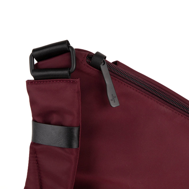 
        Shop Bentley Bourgogne Sac à bandoulière RFID en nylon Tracker Basic in Canada at only $44.99 13th look
      