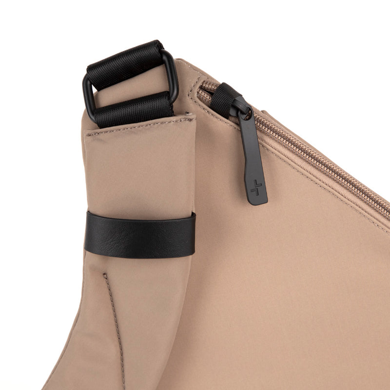 
        Shop Bentley Taupe Sac à bandoulière RFID en nylon Tracker Basic in Canada at only $44.99 3rd look
      
