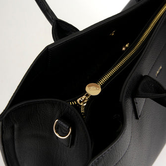 
                    Shop Bentley Noir Fourre-tout en cuir Riona Regina in Canada at only $109.99 6th look
                  