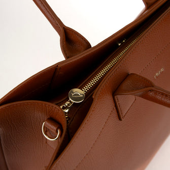 
                    Shop Bentley Cognac Fourre-tout en cuir Riona Regina in Canada at only $109.99 5th look
                  