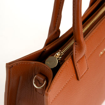 
                    Shop Bentley Cognac Mini fourre-tout en cuir Riona Cady in Canada at only $69.99 4th look
                  
