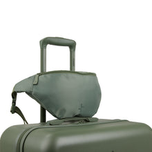 
                    Shop Bentley Vert olive Ensemble de voyage 4 pièces Tracker Milan in Canada at only $244.99 8th look
                  
