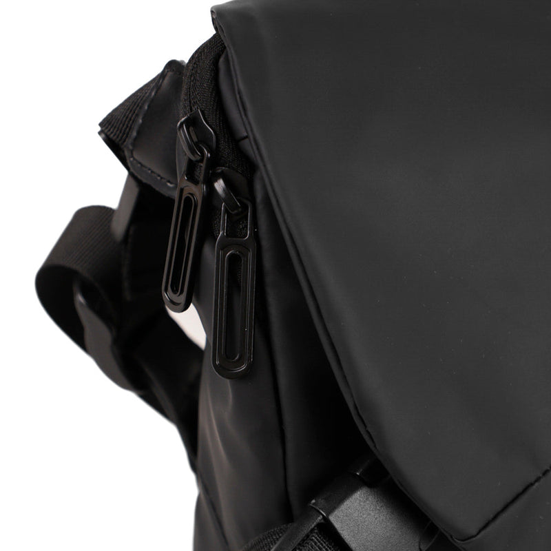 
        Shop Bentley Noir Mini sac de messager à bandoulière Tracker Everyday in Canada at only $34.99 3rd look
      