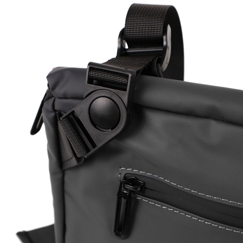 
        Shop Bentley Gris Mini sac de messager à bandoulière Tracker Everyday in Canada at only $34.99 10th look
      
