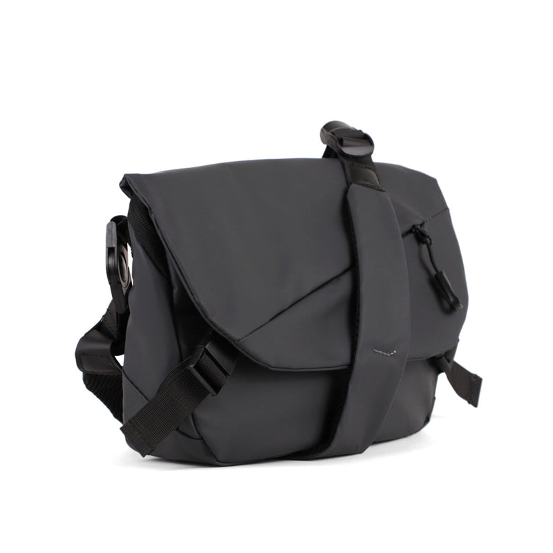 
        Shop Bentley Gris Mini sac de messager à bandoulière Tracker Everyday in Canada at only $34.99 6th look
      