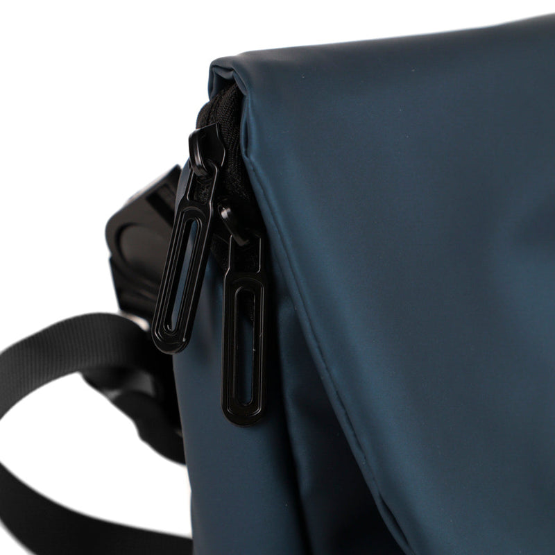 
        Shop Bentley Bleu Mini sac de messager à bandoulière Tracker Everyday in Canada at only $34.99 12th look
      