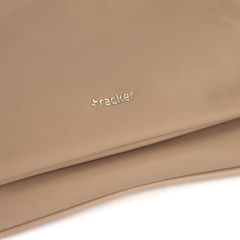 
        Shop Bentley Beige Portefeuille à dragonne avec rabat Tracker Luxelite in Canada at only $20.99 10th look
      