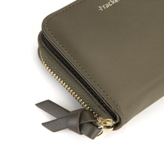 
                    Shop Bentley Kaki Portefeuille à fermeture à glissière LuxeLite Tracker in Canada at only $20.99 3rd look
                  