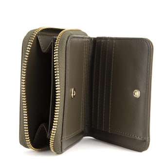 
                    Shop Bentley Kaki Portefeuille à fermeture à glissière LuxeLite Tracker in Canada at only $20.99 4th look
                  