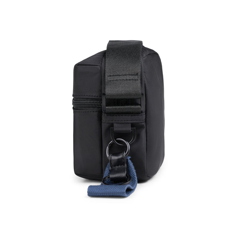 
        Shop Bentley Noir Sac à bandoulière Bugatti Downtown Essentials in Canada at only $20.99 7th look
      