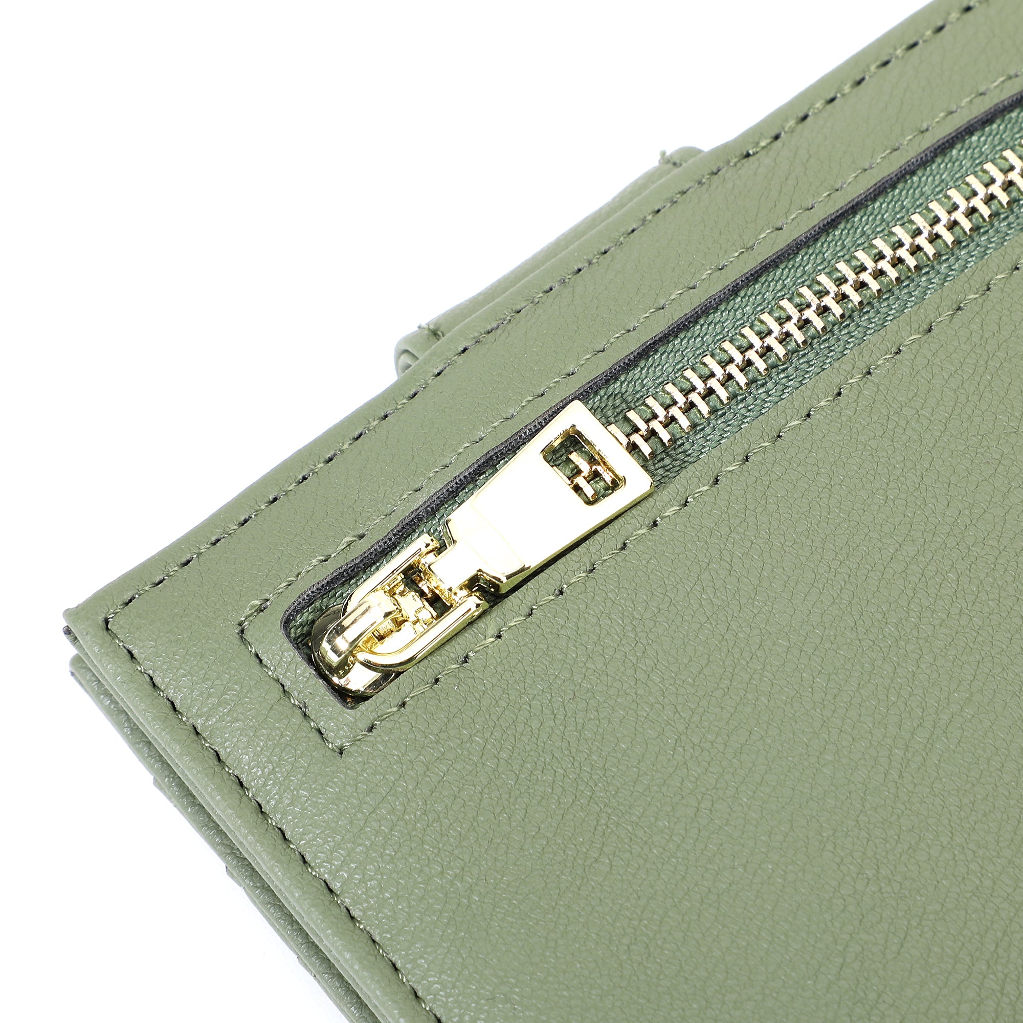 Shop Bentley Vert Porte-cartes à bouton-pression Champs Iconic in Canada at only $29.99 19th look