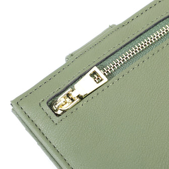 
                    Shop Bentley Vert Porte-cartes à bouton-pression Champs Iconic in Canada at only $29.99 7th look
                  