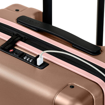 
                    Shop Bentley Champagne Ensemble de 3 valises Champs Earth in Canada at only $349.99 7th look
                  