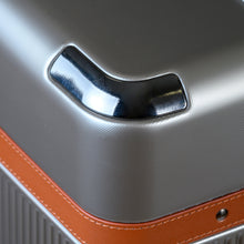
                    Shop Bentley Gris Ensemble de 3 valises Champs Vintage Air in Canada at only $399.99 10th look
                  