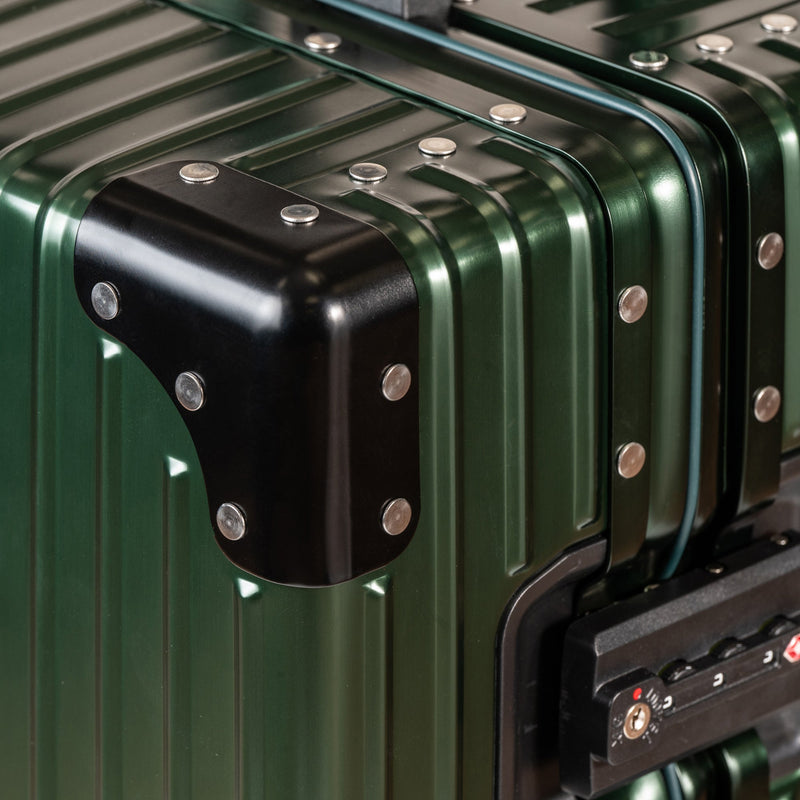
        Shop Bentley Vert Valise de cabine en aluminium Champs Elite in Canada at only $249.99 27th look
      