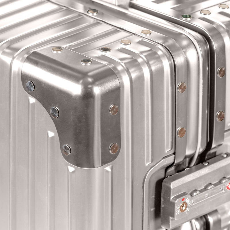 
        Shop Bentley Argent Valise de cabine en aluminium Champs Elite in Canada at only $249.99 69th look
      