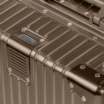 
                    Shop Bentley Or de titane Valise de cabine en aluminium Champs Elite in Canada at only $249.99 11th look
                  