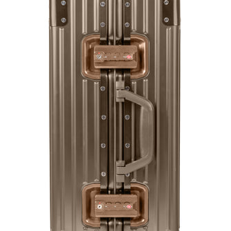 
                    Shop Bentley Or de titane Valise de cabine en aluminium Champs Elite in Canada at only $249.99 12th look
                  